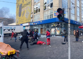 “Світ має бачити та розуміти, проти якого абсолютного зла ми воюємо”, – Зеленський прокоментував обстріл Херсона (ФОТО+)