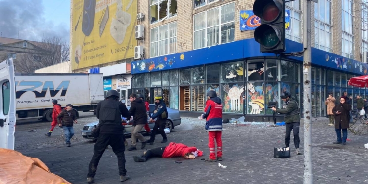 “Світ має бачити та розуміти, проти якого абсолютного зла ми воюємо”, – Зеленський прокоментував обстріл Херсона (ФОТО+)