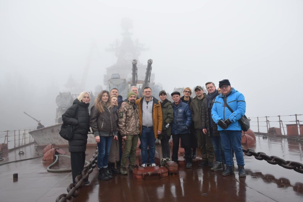 В Миколаєві побував дипломатичний десант - подивились на близнюка потопленого крейсера "Москва" (ФОТО) 15