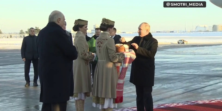 Путін прилетів у Мінськ – його зустрів Лукашенко (ВІДЕО)