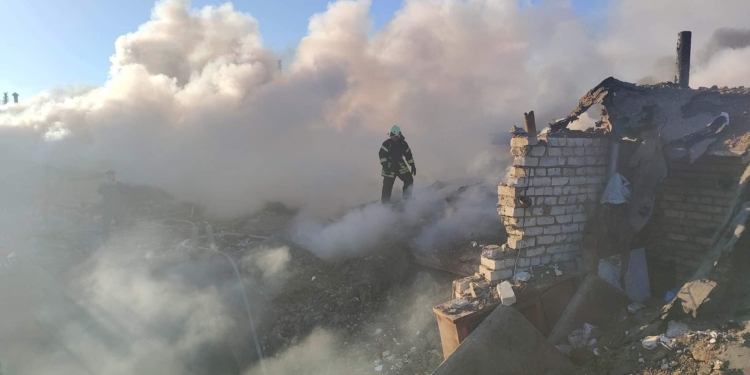 Внаслідок ракетної атаки по Миколаєву – 6 поранених, гасять пожежу на 150 кв.м (ДОДАНО ФОТО)