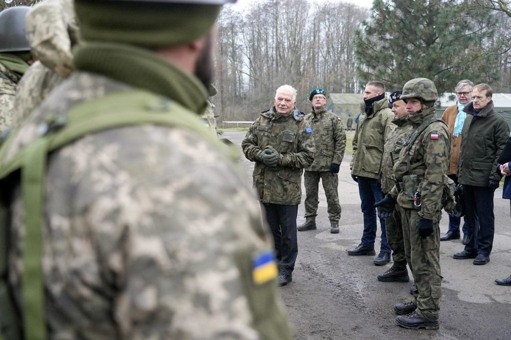 «Слів і оплесків недостатньо. Ми маємо продовжувати надавати засоби для продовження боротьби проти рф» - Боррель про Україну (ФОТО) 8