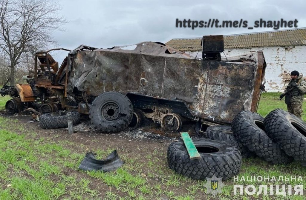 Спалена ворожа техніка, схрони зброї та заміновані лісосмуги: в поліції Миколаївщини показали, що знаходять після окупантів на звільнених територіях (ФОТО) 8