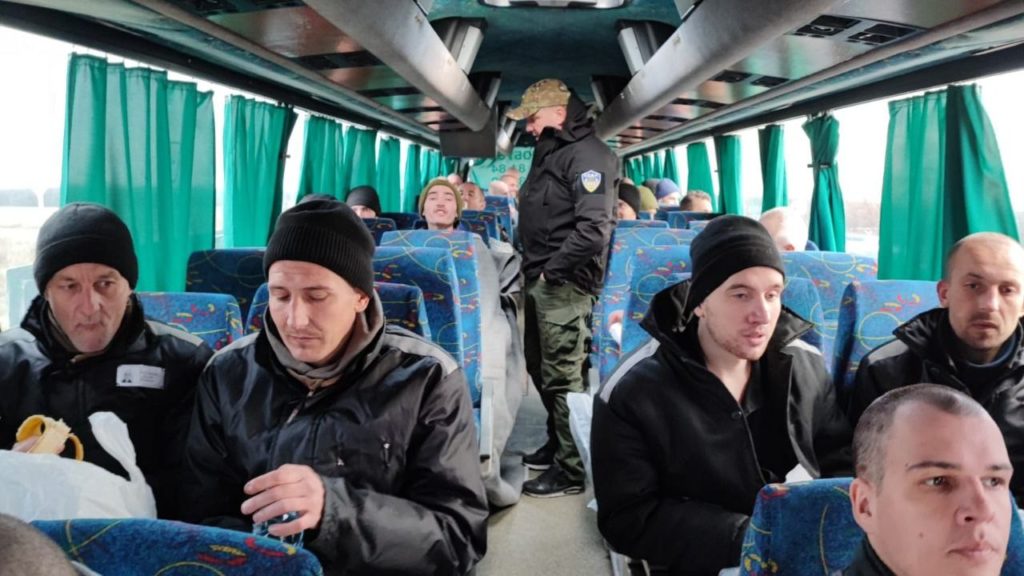 Є миколаївські морпіхи і десантники. До яких підрозділів належать звільнені сьогодні з полону українці (ФОТО) 7