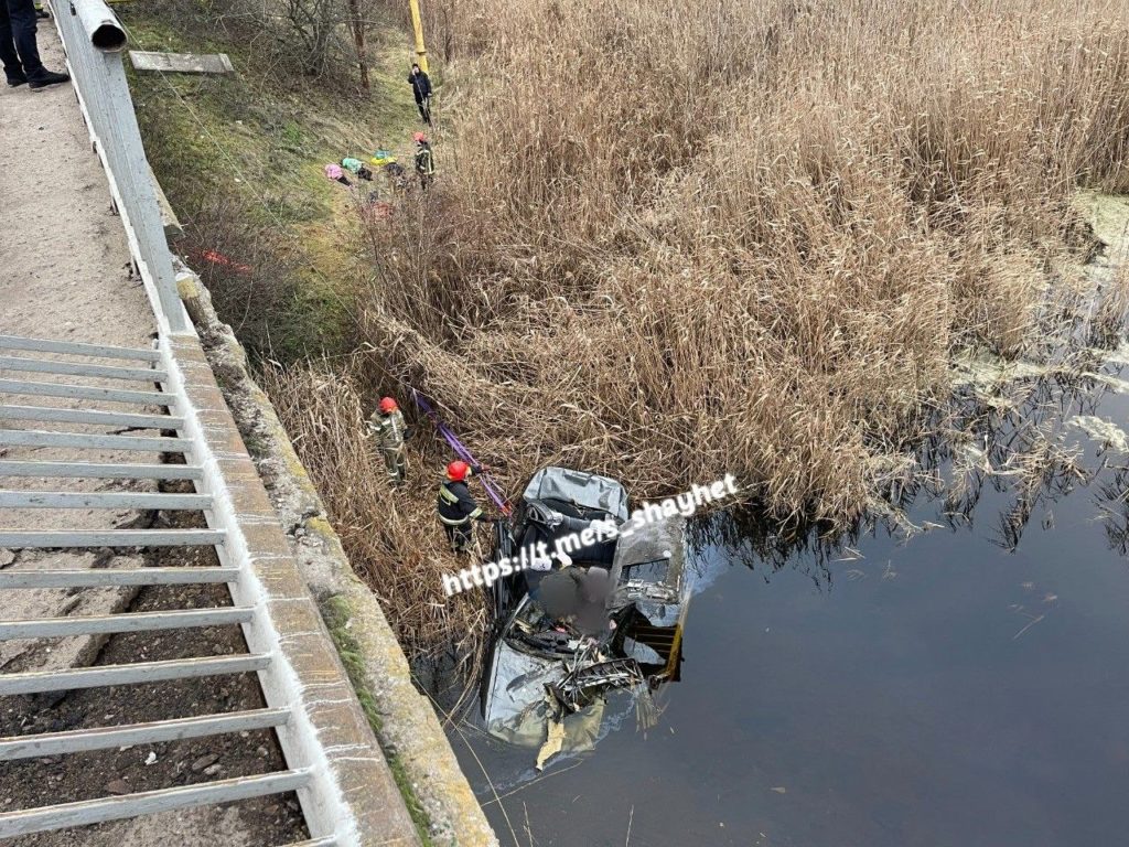 На Миколаївщині - смертельна ДТП: авто з трьома дорослими та двома дітьми впало в річку, всі загинули (ФОТО) 7