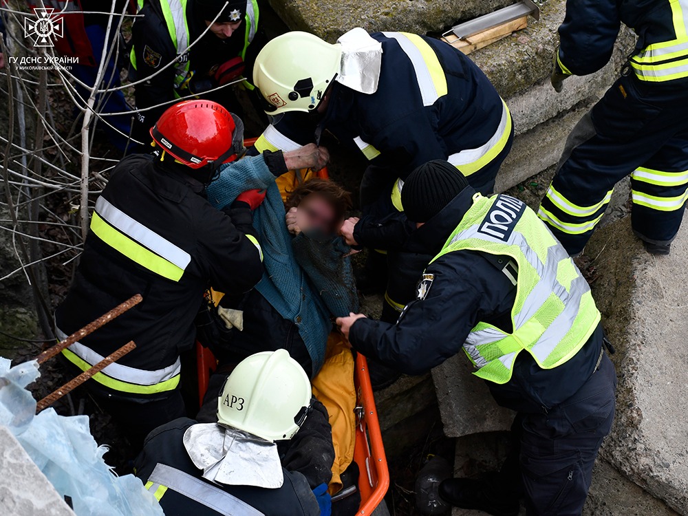 В Миколаєві чоловік впав між бетонними плитами та застряг – витягли рятувальники (ФОТО) 7