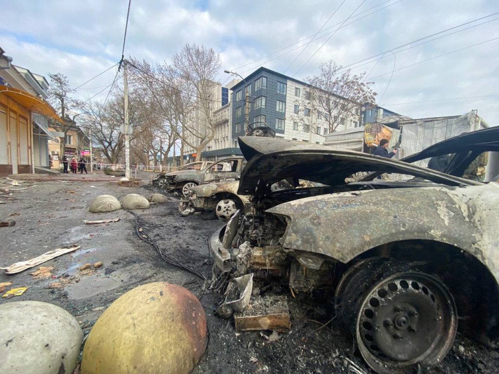 Кількість поранених внаслідок російської атаки по Херсону зросла до 35 (ФОТО) 7