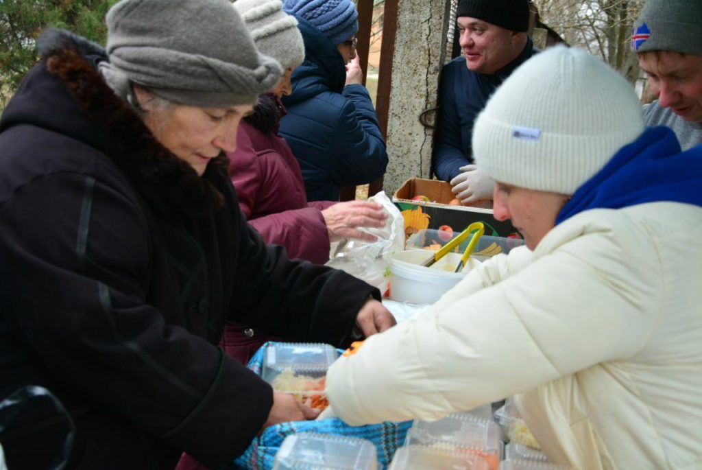 До 30 грудня в Снігурівці БФ «К-12» готуватиме безкоштовні обіди (ФОТО) 9
