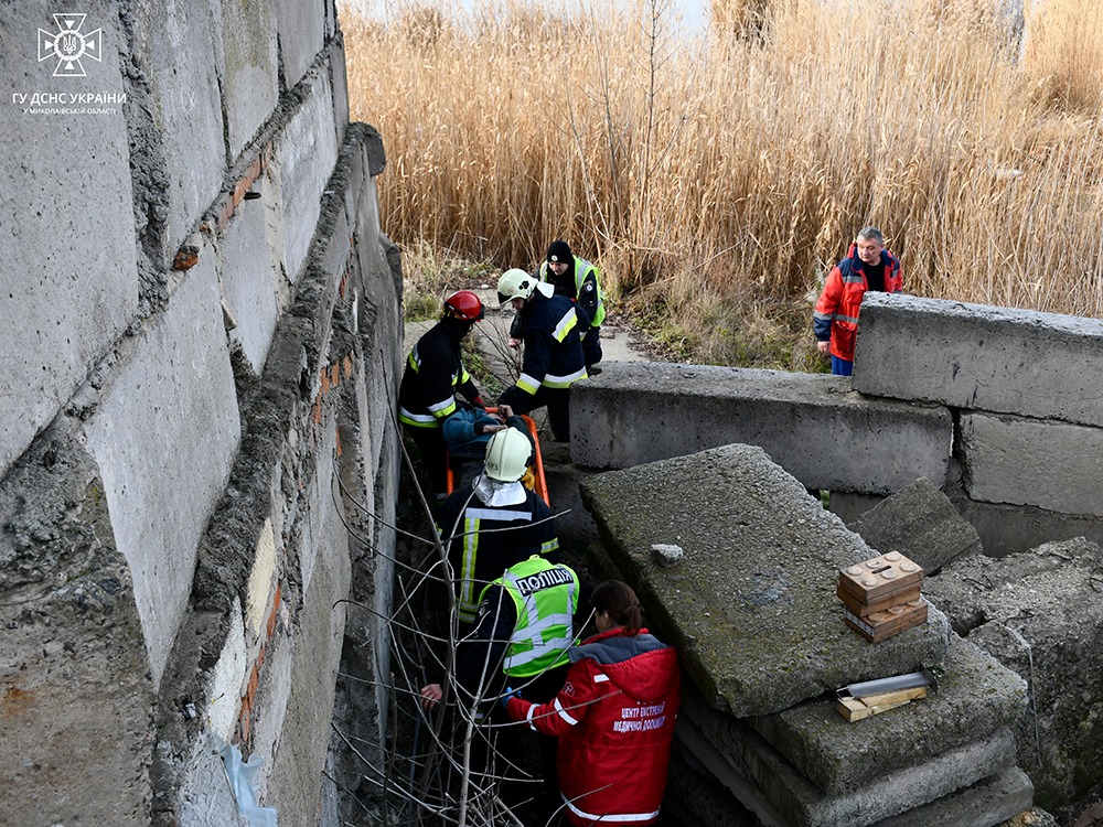В Миколаєві чоловік впав між бетонними плитами та застряг – витягли рятувальники (ФОТО) 9