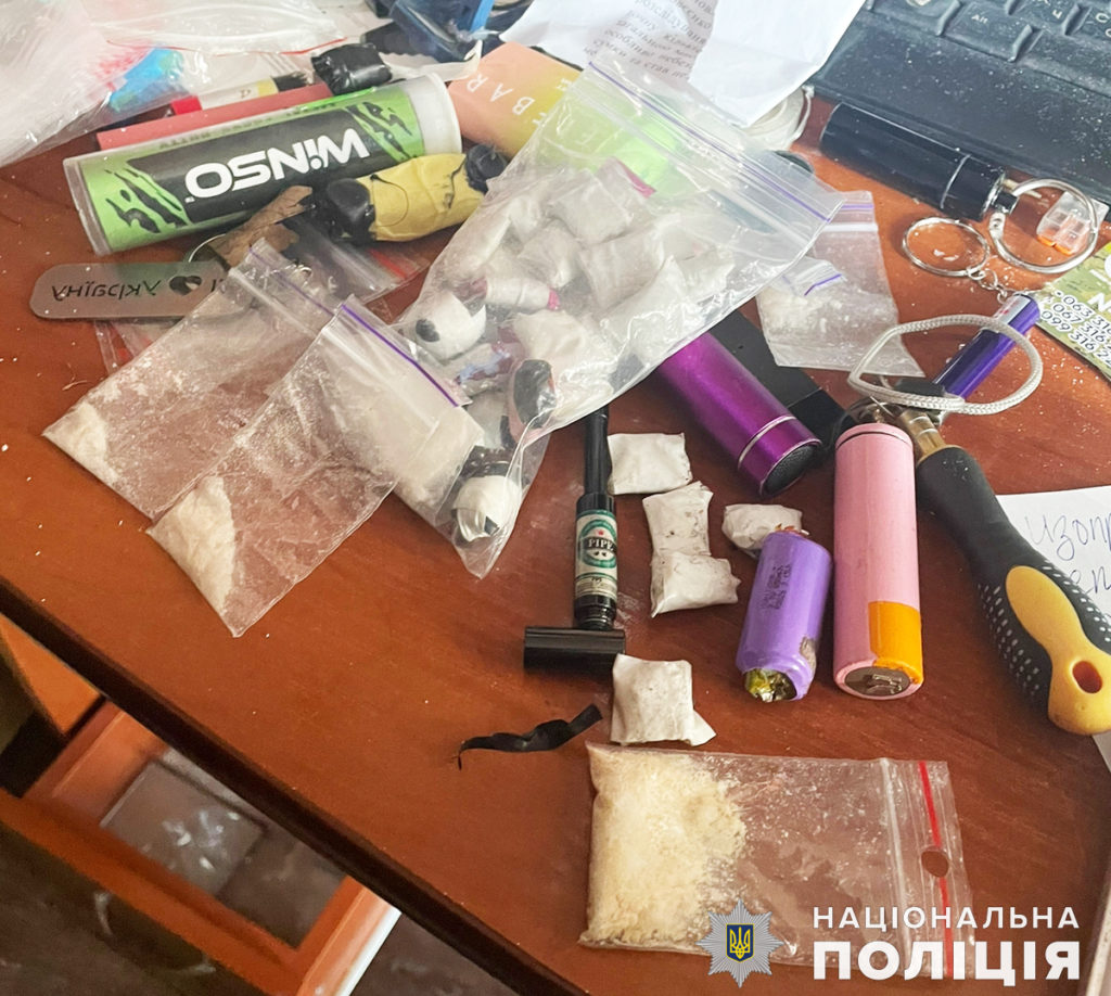 Незаконно зберігав наркотики, зброю і вибухівку - у Миколаєві поліцейські затримали місцевого жителя (ФОТО) 9