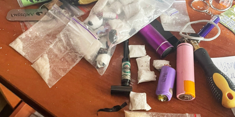 Незаконно зберігав наркотики, зброю і вибухівку – у Миколаєві поліцейські затримали місцевого жителя (ФОТО)