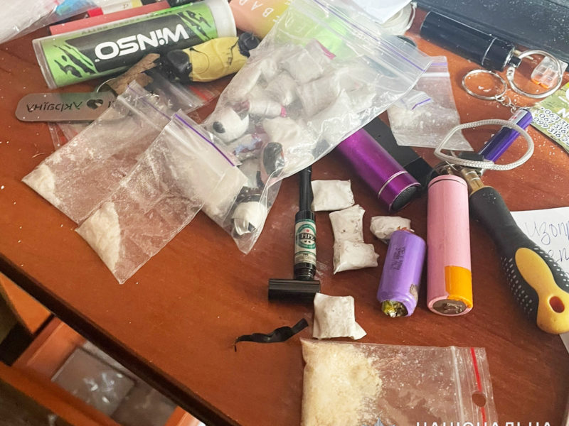 Незаконно зберігав наркотики, зброю і вибухівку – у Миколаєві поліцейські затримали місцевого жителя (ФОТО)