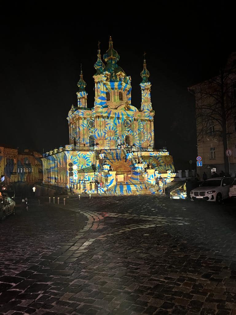 Всесвітньо відомий художник зі світла Геррі Хофштеттер три дні буде підсвічувати будівлі Києва. Почав з Андріївської церкви (ФОТО, ВІДЕО) 9