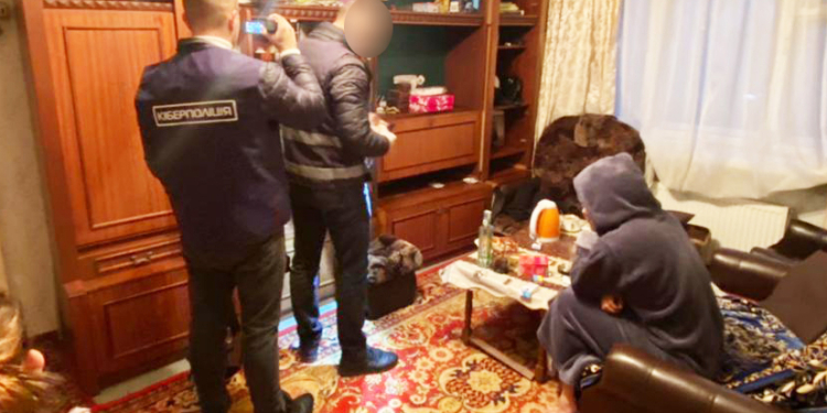 На Миколаївщині викрили 21-річного шахрая на продажу неіснуючих товарів – ошукав 170 громадян на майже 1 млн.грн. (ФОТО)