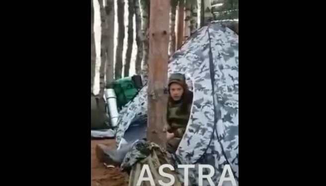 Халабуда без даху. Добровольці армії рф показали умови підготовки (ВІДЕО)