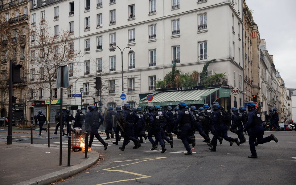 В Парижі продовжуються сутички з поліцією після вбивства 3 курдів (ФОТО) 1