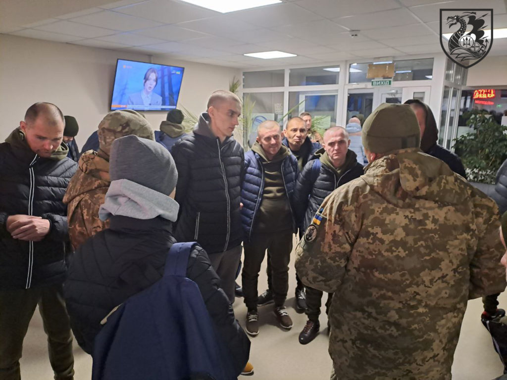 Серед звільнених вчора з російського полону – 16 миколаївських морпіхів (ФОТО) 11