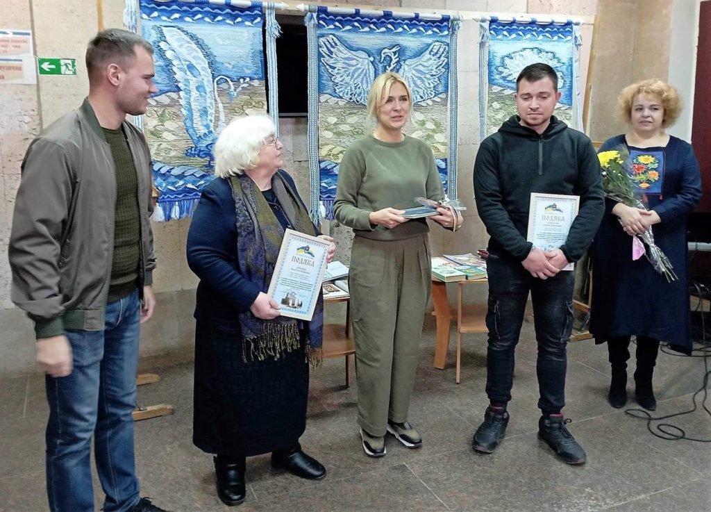 «Берегиня Півдня»: в Миколаєві відкрилась виставка гобеленів Наталії Мазур (ФОТО) 11