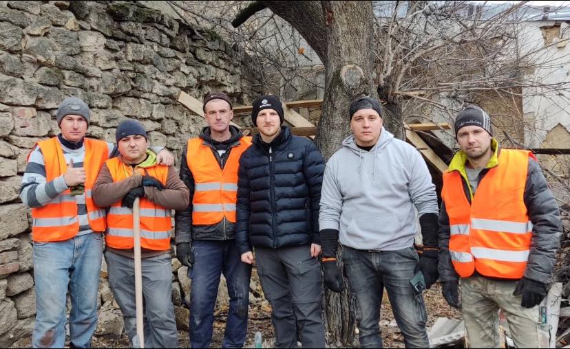 Волонтери добровольчого будівельного батальйону «Добробат» відновлюють Миколаївський політехнічний коледж (ФОТО) 11