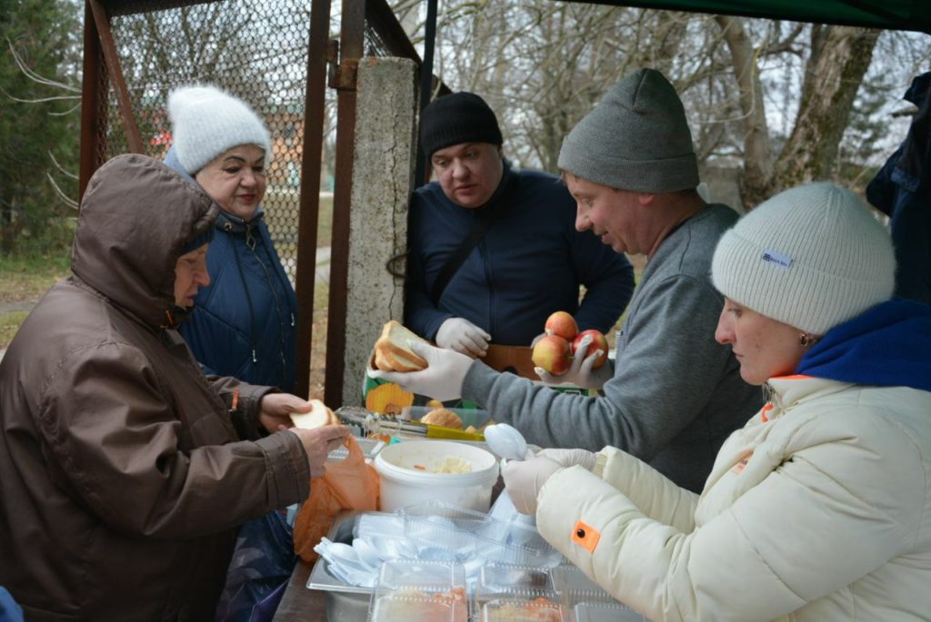 До 30 грудня в Снігурівці БФ «К-12» готуватиме безкоштовні обіди (ФОТО) 11