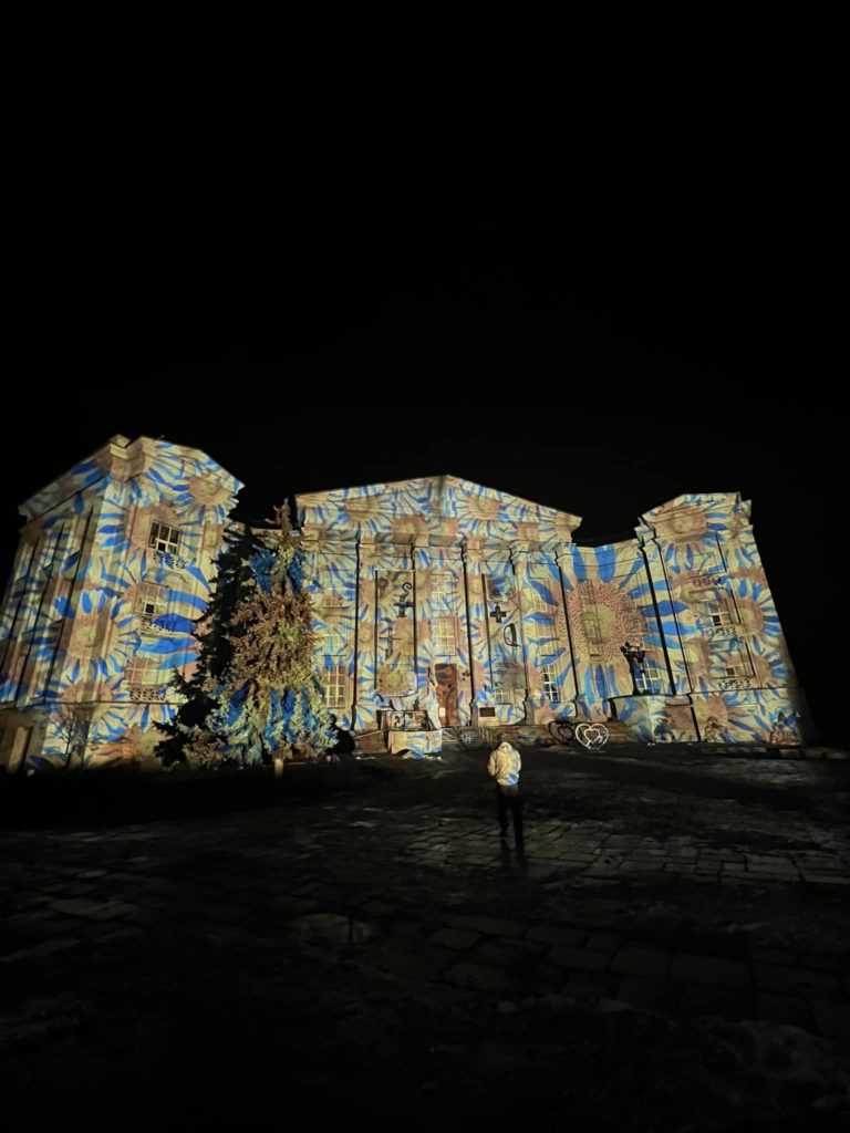 Всесвітньо відомий художник зі світла Геррі Хофштеттер три дні буде підсвічувати будівлі Києва. Почав з Андріївської церкви (ФОТО, ВІДЕО) 11