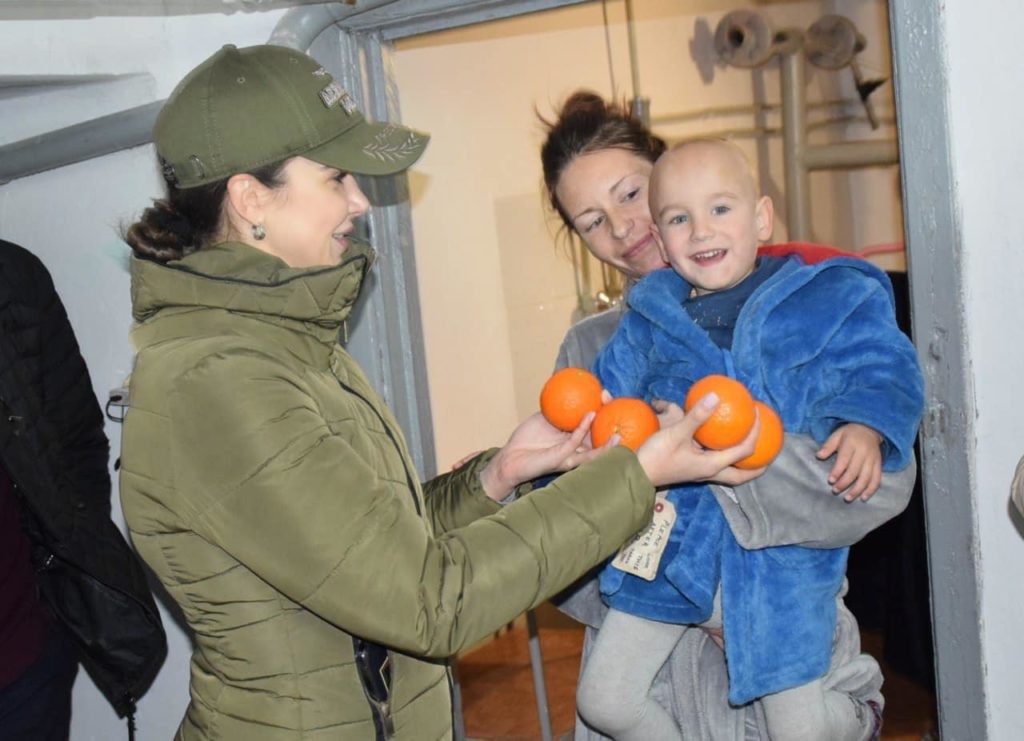 Миколаївщина отримала 20 тонн мандаринів та 20 Starlink від благодійників (ФОТО) 11