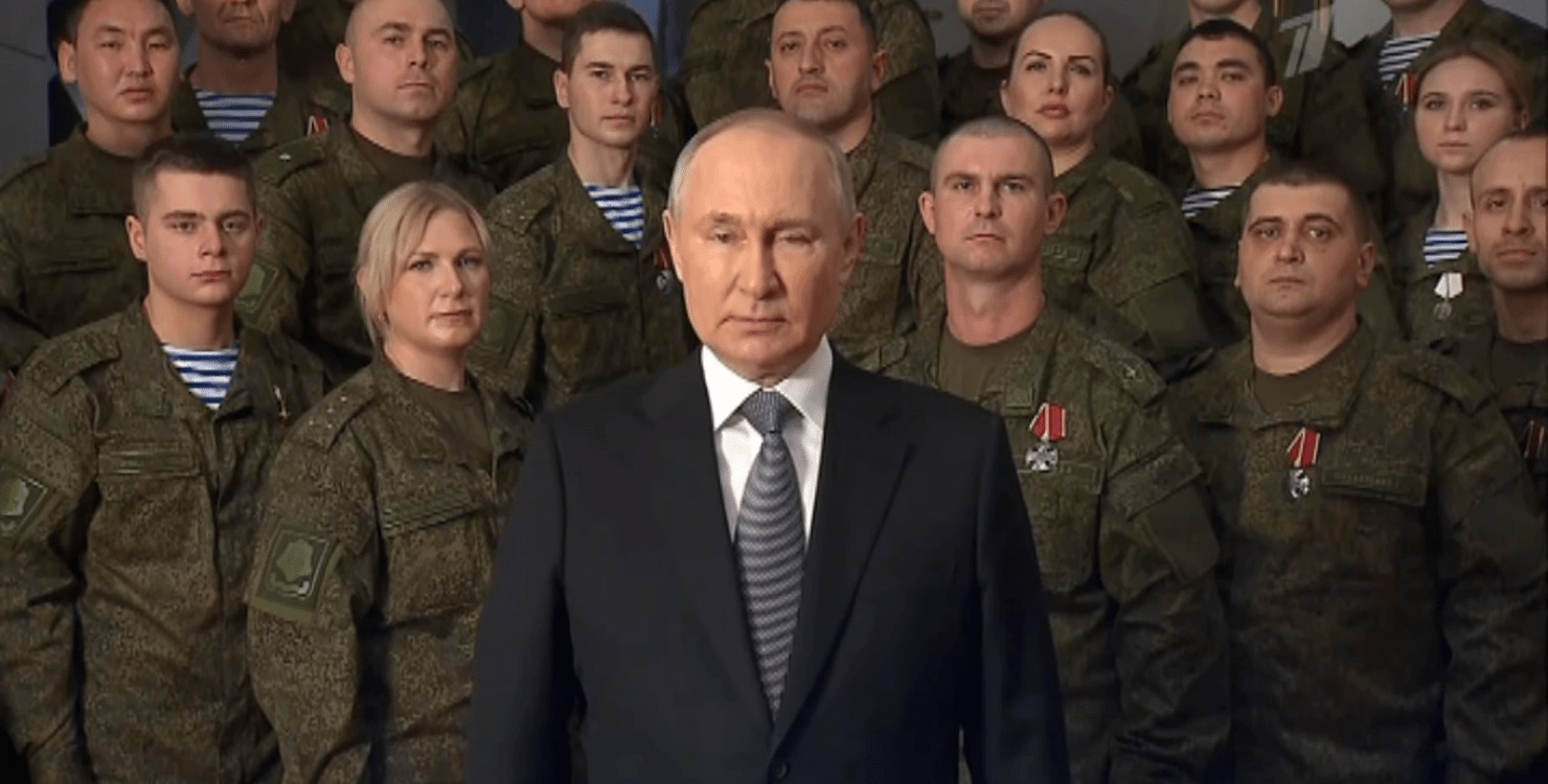 У новорічному зверненні Путіна військові теж виявились фальшивими (ФОТО)
