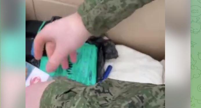 Мобілізованим рашистам привезли подарунку від путінської партії – там білоруськи сигарети. А що ще? (ФОТО, ВІДЕО)