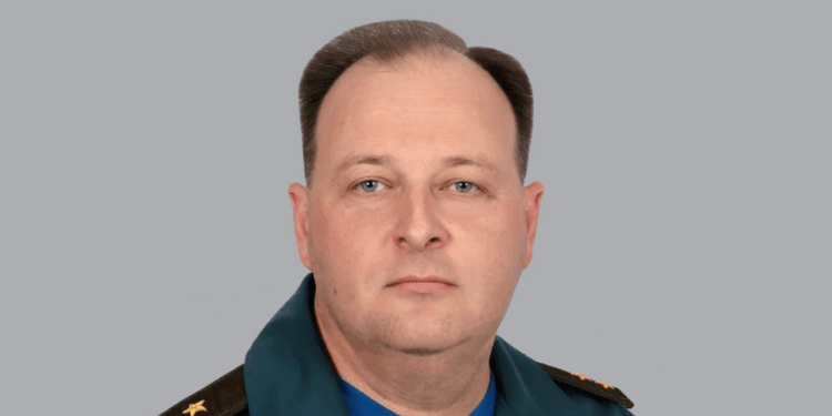 Надзвичайна ситуація знайшла його. В Москві на голову генералу МНС впала брила льоду (ВІДЕО)