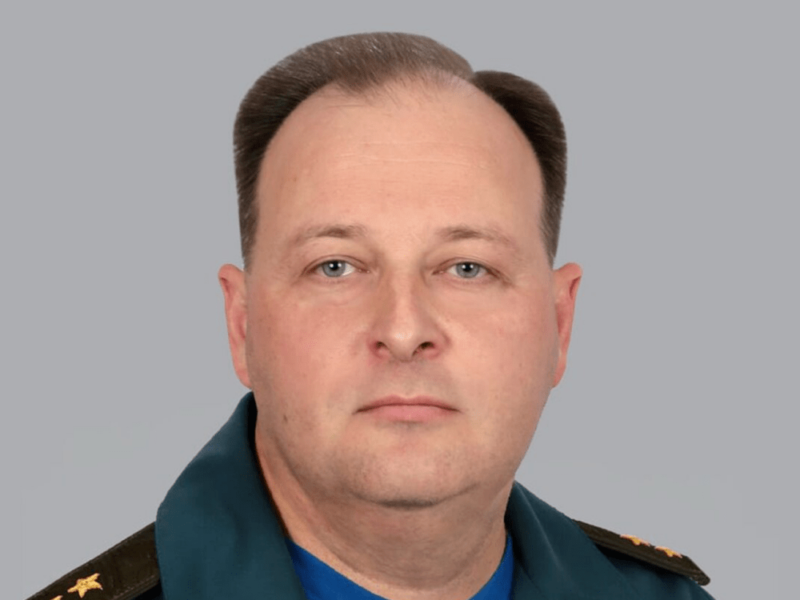 Надзвичайна ситуація знайшла його. В Москві на голову генералу МНС впала брила льоду (ВІДЕО)