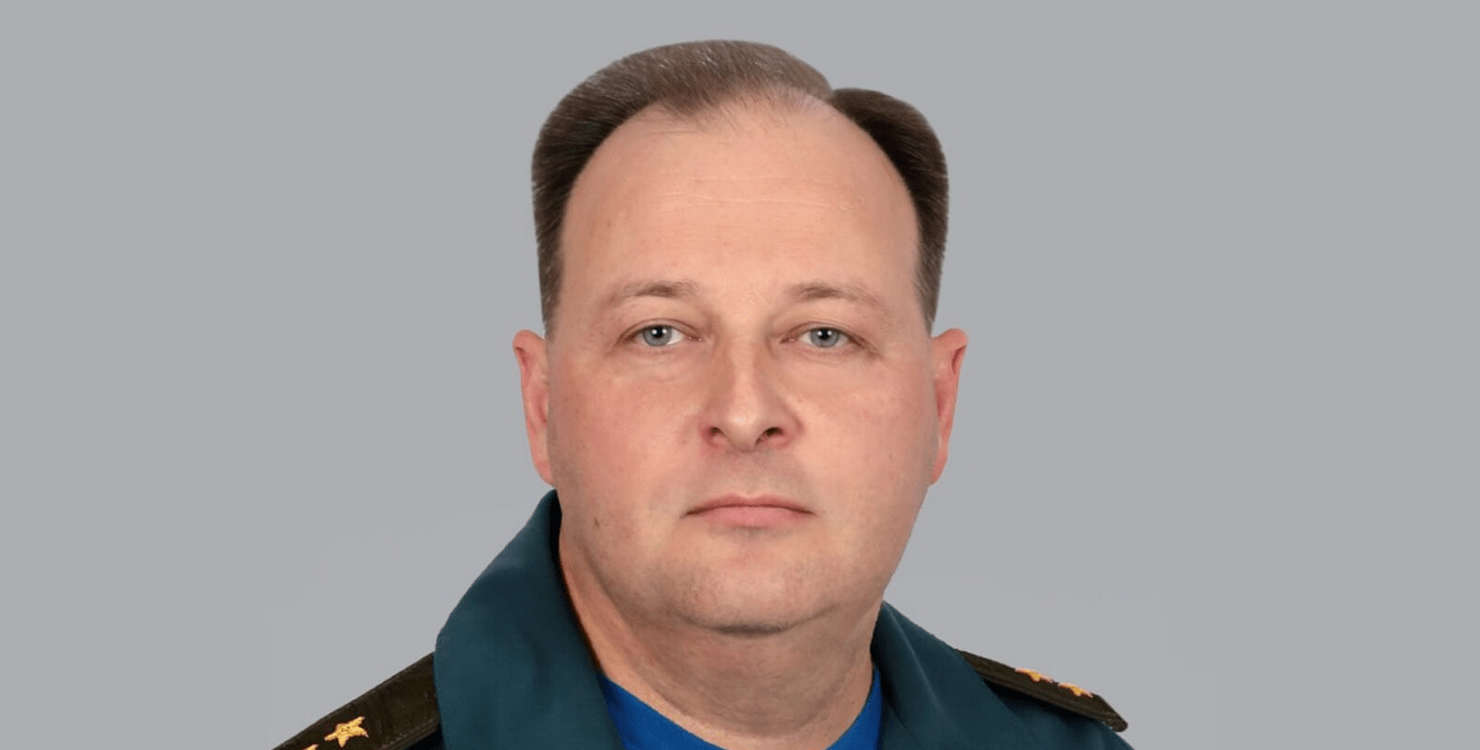 Надзвичайна ситуація знайшла його. В Москві на голову генералу МНС впала брила льоду (ВІДЕО)