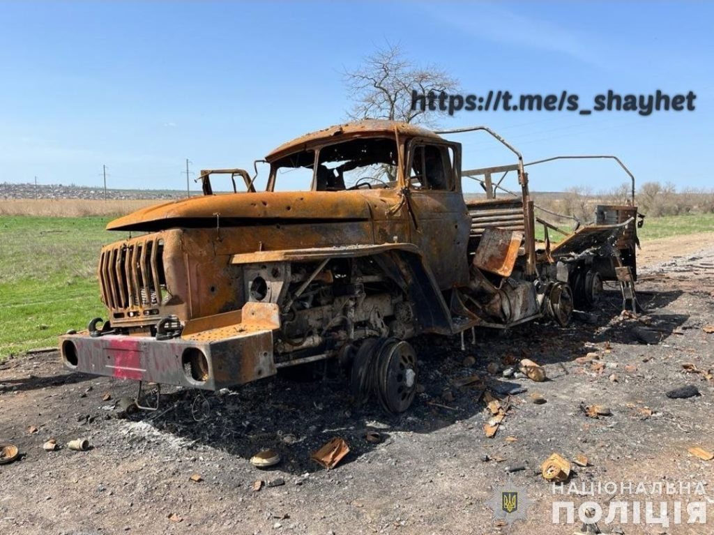 Спалена ворожа техніка, схрони зброї та заміновані лісосмуги: в поліції Миколаївщини показали, що знаходять після окупантів на звільнених територіях (ФОТО) 14