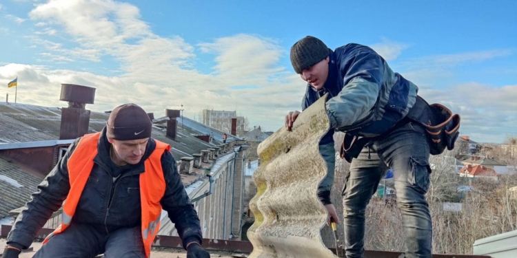 Волонтери добровольчого будівельного батальйону «Добробат» відновлюють Миколаївський політехнічний коледж (ФОТО)