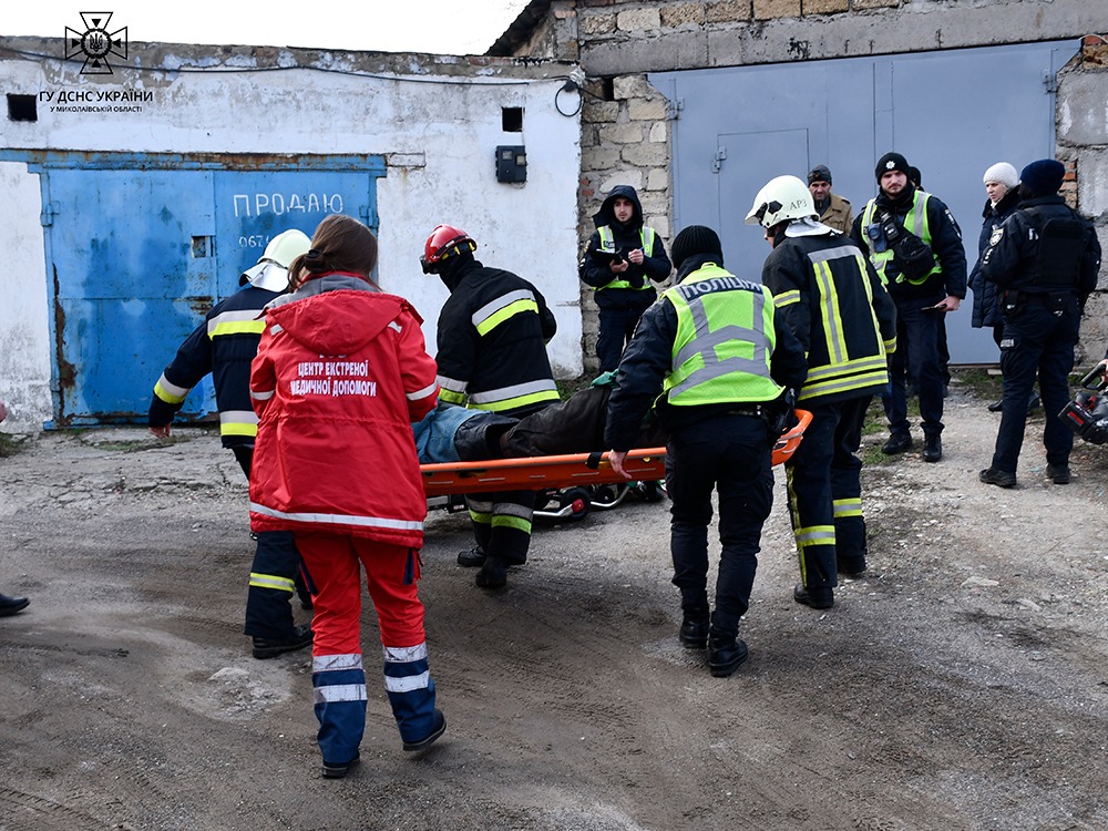 В Миколаєві чоловік впав між бетонними плитами та застряг – витягли рятувальники (ФОТО) 13