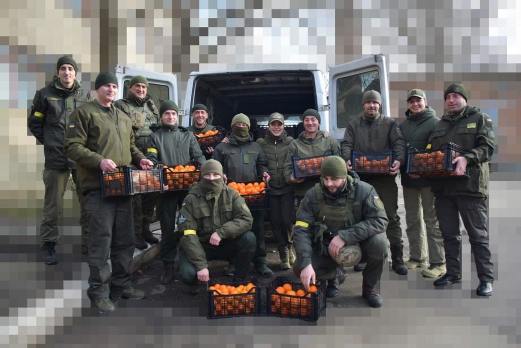 Миколаївщина отримала 20 тонн мандаринів та 20 Starlink від благодійників (ФОТО) 13