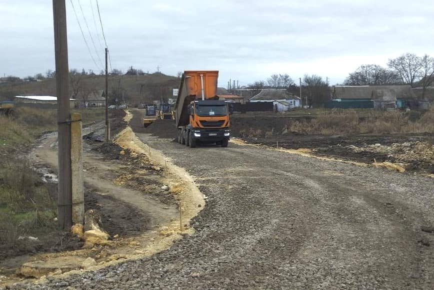 На звільнених територіях Миколаївської області вже ремонтують автошляхи (ФОТО) 13