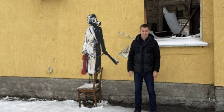 В Гостомелі з фасаду зрізали графіті Бенксі. Злочинців затримали (ФОТО)