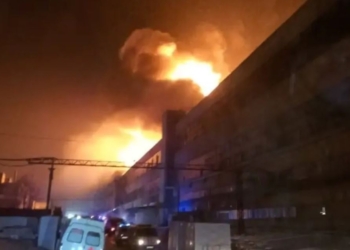 В рф горить шинний завод, туди прямує пожежний потяг (ФОТО, ВІДЕО)