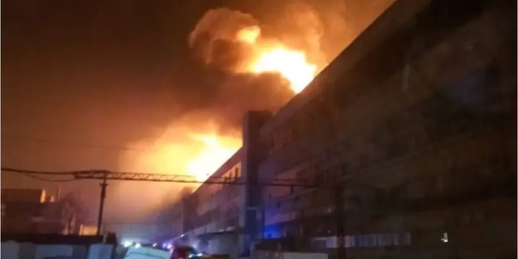 В рф горить шинний завод, туди прямує пожежний потяг (ФОТО, ВІДЕО)