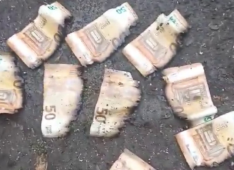 Каналізація містечка на Тернопільщині виявилась забитою євро і фунтами стерлінгів. Що витягли комунальники (ВІДЕО)