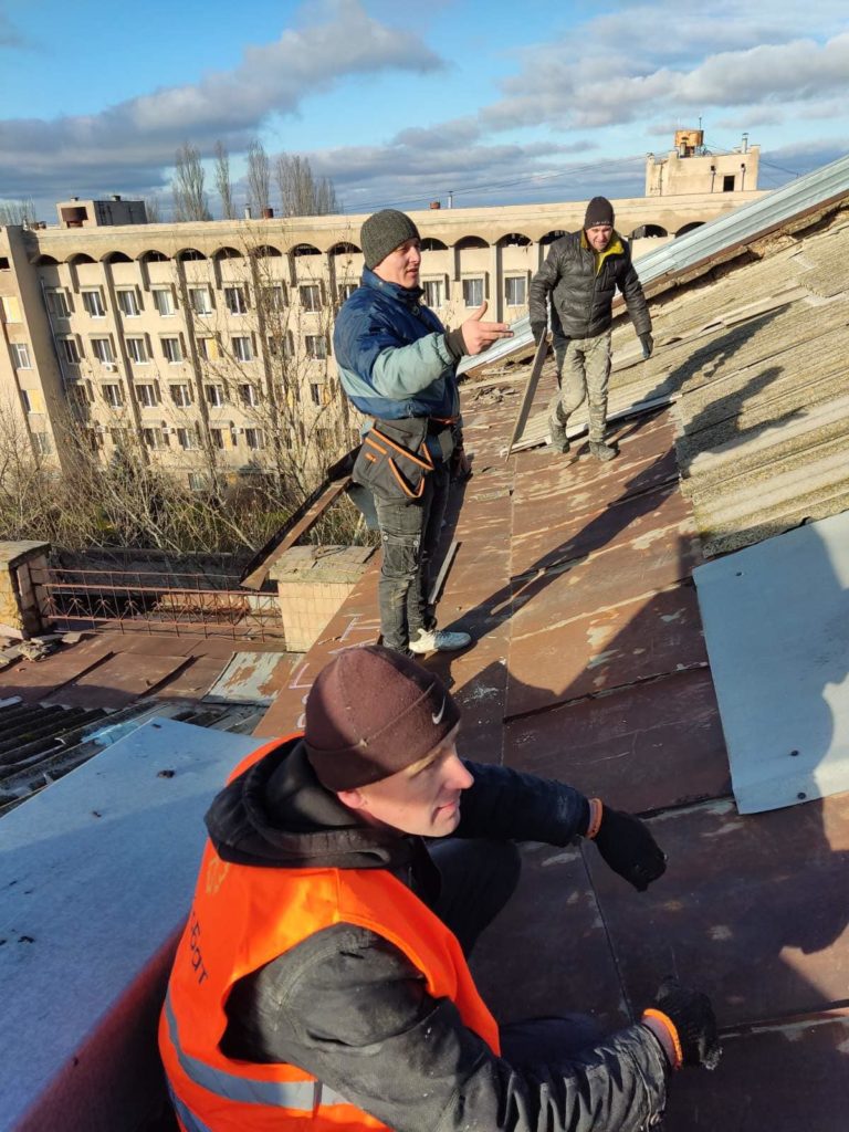 Волонтери добровольчого будівельного батальйону «Добробат» відновлюють Миколаївський політехнічний коледж (ФОТО) 15