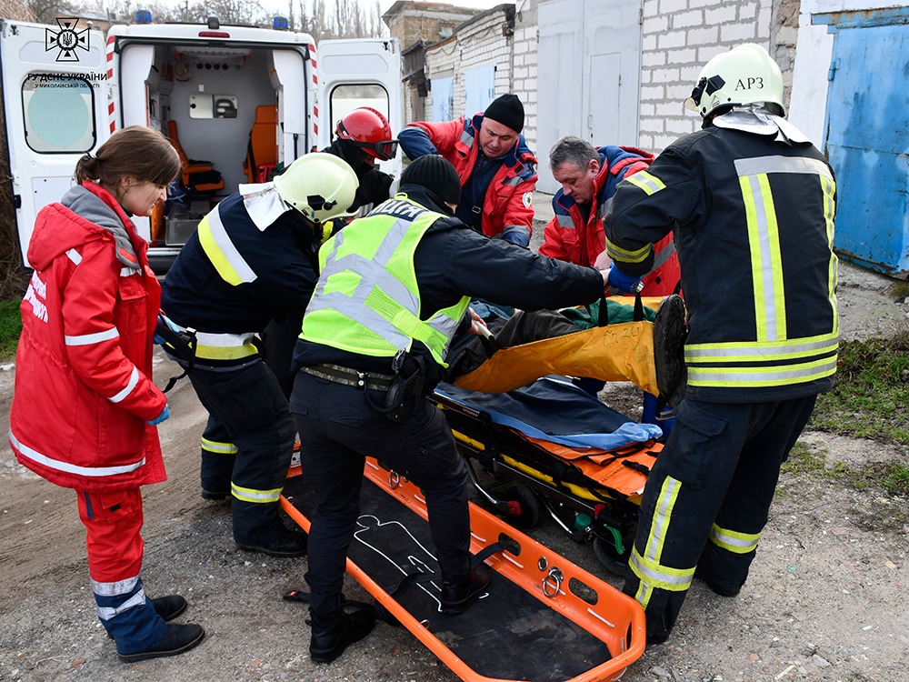 В Миколаєві чоловік впав між бетонними плитами та застряг – витягли рятувальники (ФОТО) 15