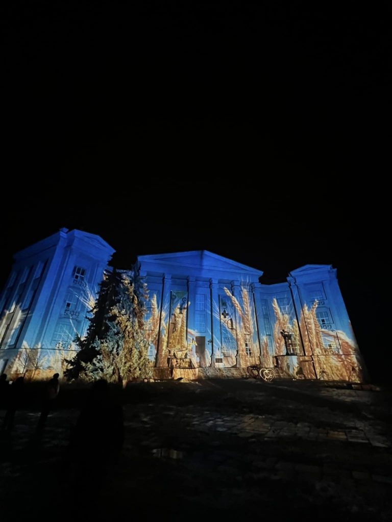Всесвітньо відомий художник зі світла Геррі Хофштеттер три дні буде підсвічувати будівлі Києва. Почав з Андріївської церкви (ФОТО, ВІДЕО) 15