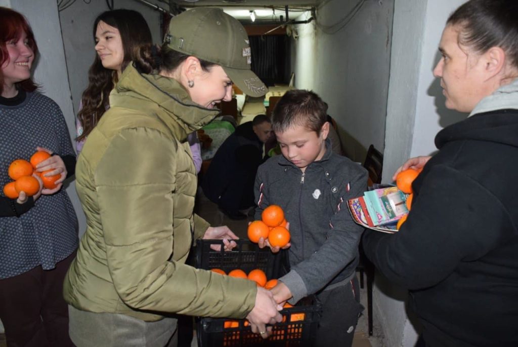 Миколаївщина отримала 20 тонн мандаринів та 20 Starlink від благодійників (ФОТО) 15