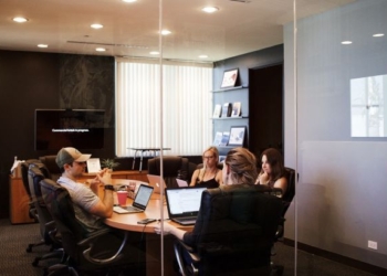 Майже половина біженців, які знайшли роботу в Європі, хочуть залишитись там після війни. Хоча б на рік