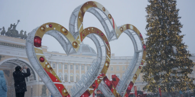 В Санкт-Петербурзі на декоративних серцях на честь побратимства з Маріуполем написали “Вбивці” і “Іуди” (ФОТО)