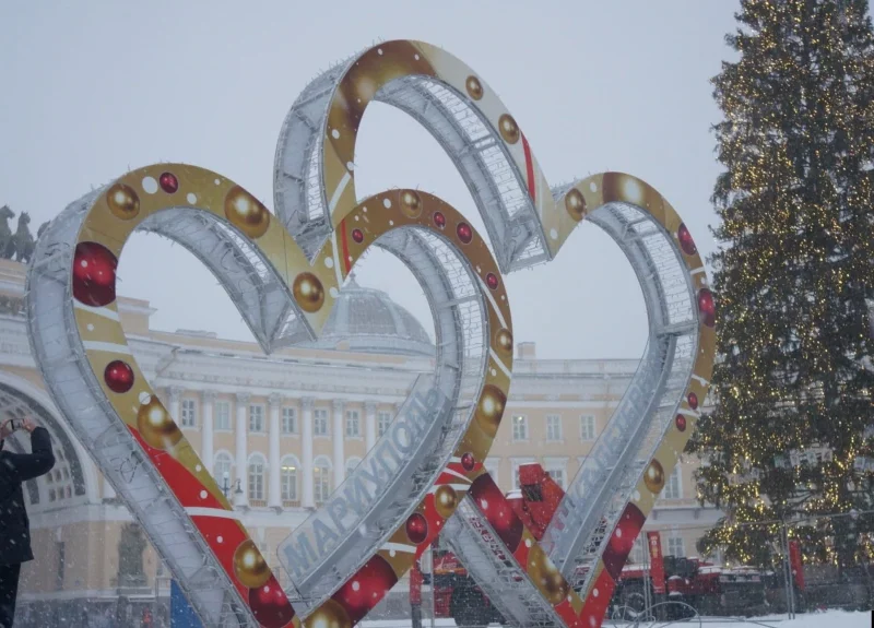 В Санкт-Петербурзі на декоративних серцях на честь побратимства з Маріуполем написали “Вбивці” і “Іуди” (ФОТО)
