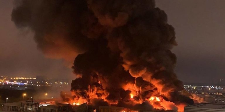 В Москві горить величезний торговий центр, всередині постійнй вибухи (ФОТО, ВІДЕО)