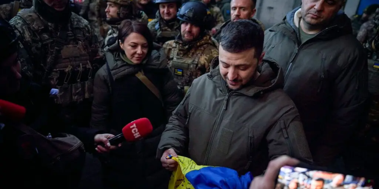 Зеленський везе Байдену прапор, переданий бійцями в Бахмуті, та чому цей візит важливий для демократів