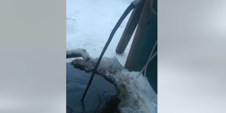 На Сумщині в сільському колодязі замість води виявили нафту (ВІДЕО)